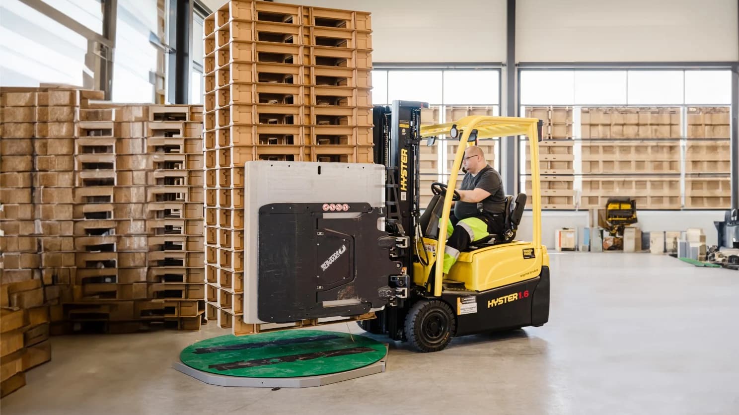 Automated warehouse handling KraftPal pallets