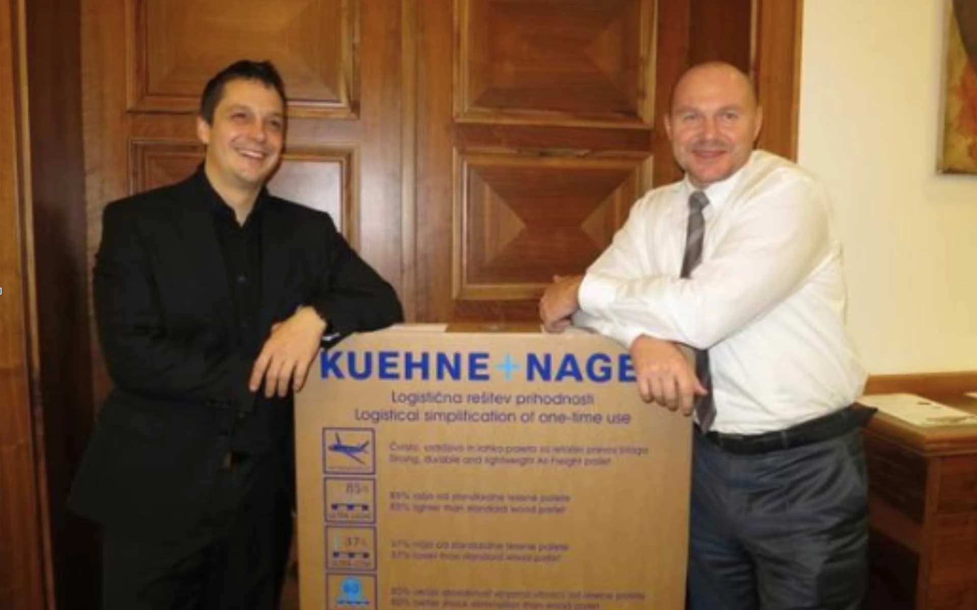 Gregor Brajović presenting an early corrugated pallet to a logistics customer